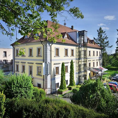 Maxmilian Lifestyle Resort Loučeň Exteriör bild