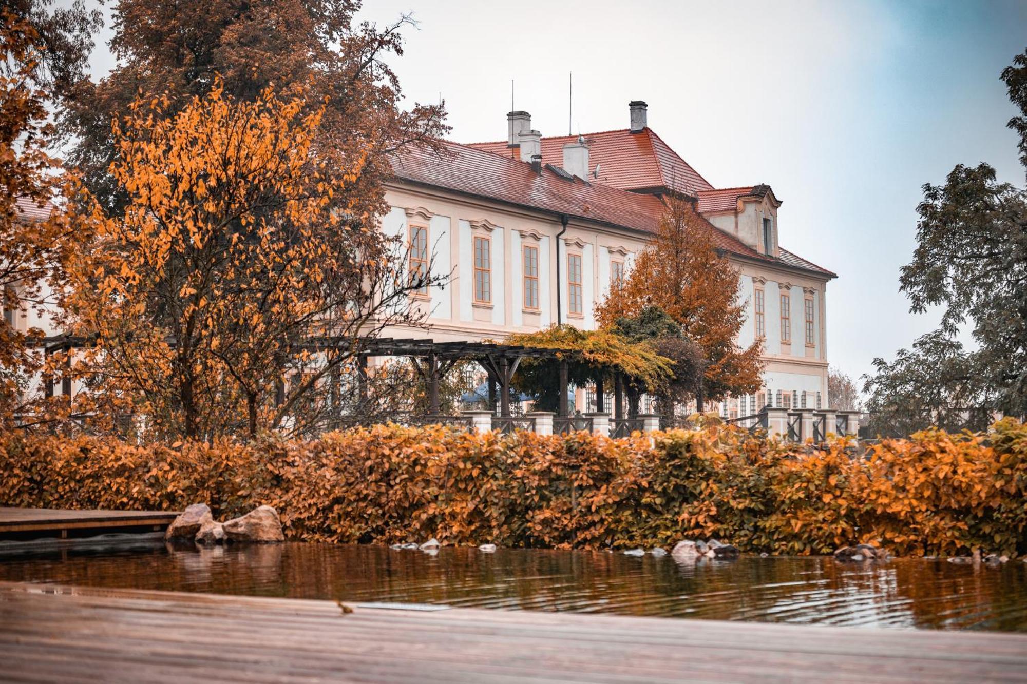 Maxmilian Lifestyle Resort Loučeň Exteriör bild