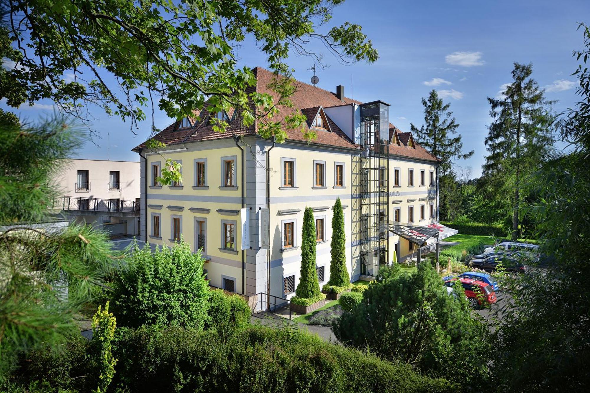 Maxmilian Lifestyle Resort Loučeň Exteriör bild