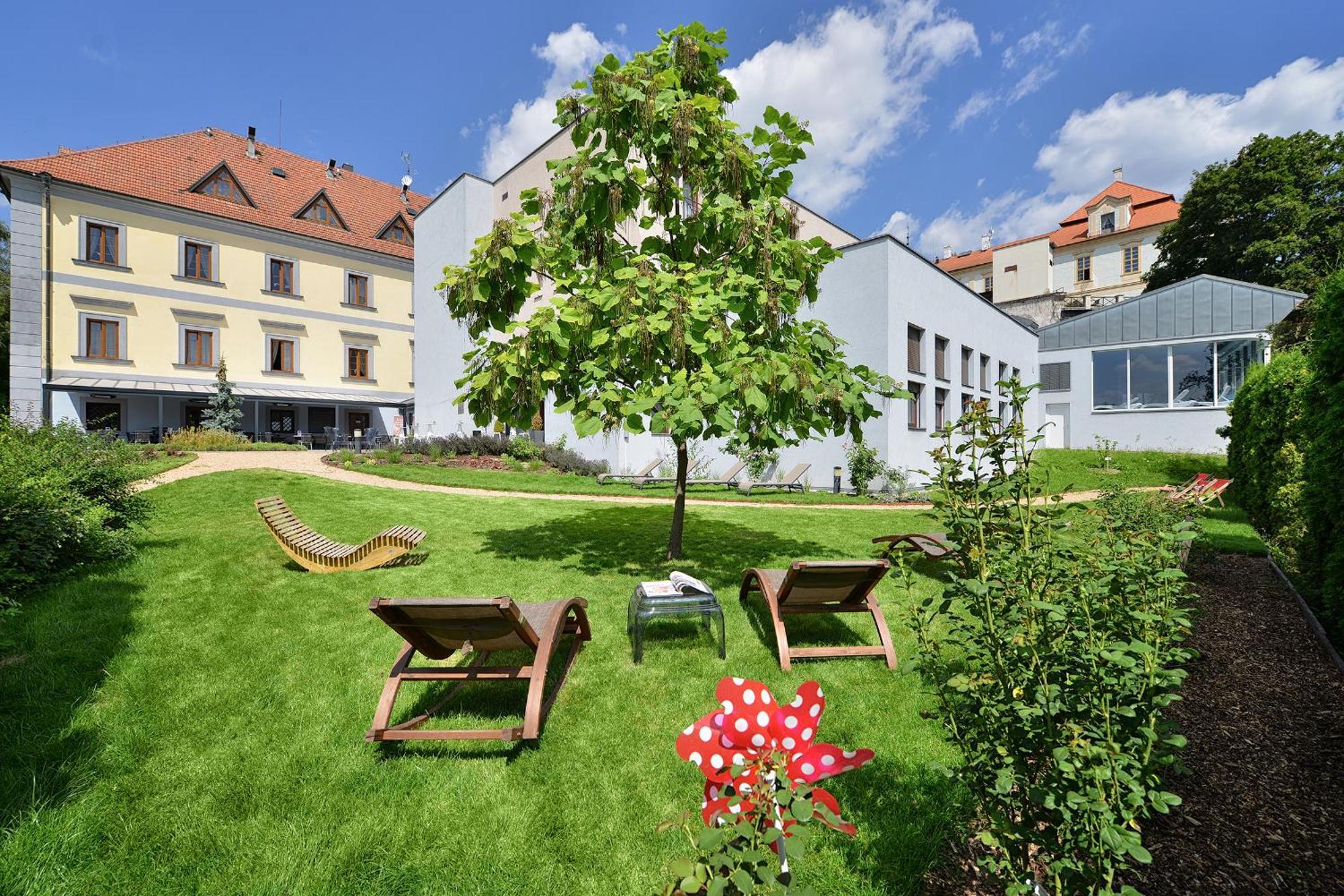 Maxmilian Lifestyle Resort Loučeň Exteriör bild